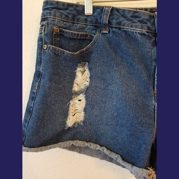 Forever 21 Plus Sizes Distressed Jean Shorts Sz 16 - Picture 4 of 5